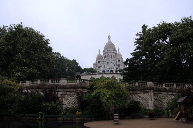モンマルトルの丘の上に建つサクレ・クール寺院