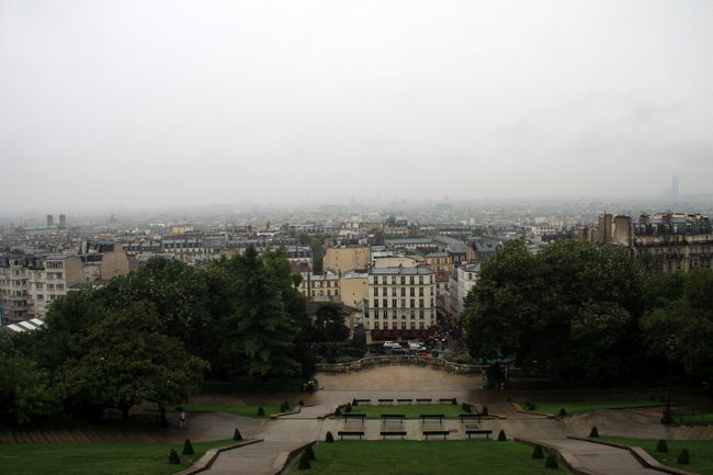 モンマルトルの丘の上に建っているためパリ市街を眼下に見下ろすことができます。雨が降っているため今日の眺望は今一つ<br />