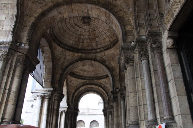 古い建物が数多くありパリにあって19世紀後半に構想され20世紀の初めに完成した新しいものであるにもかかわらず、エッフェル塔とともにパリの名所になっています。<br />