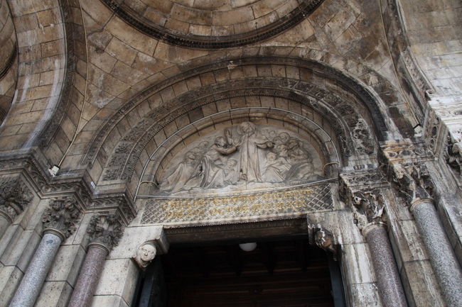 第三共和政の憲法が発布された年に建設が始まり、40年の歳月をかけ1914年に完成しました。