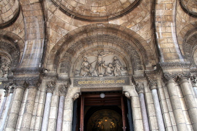 建設当初は普仏戦争とそれに続くパリ・コミューンによって命を失ったフランス市民を讃える公共建造物としても考えられていましたが、長い年月をかけて建築したためその目的は年とともに変容していったようです。