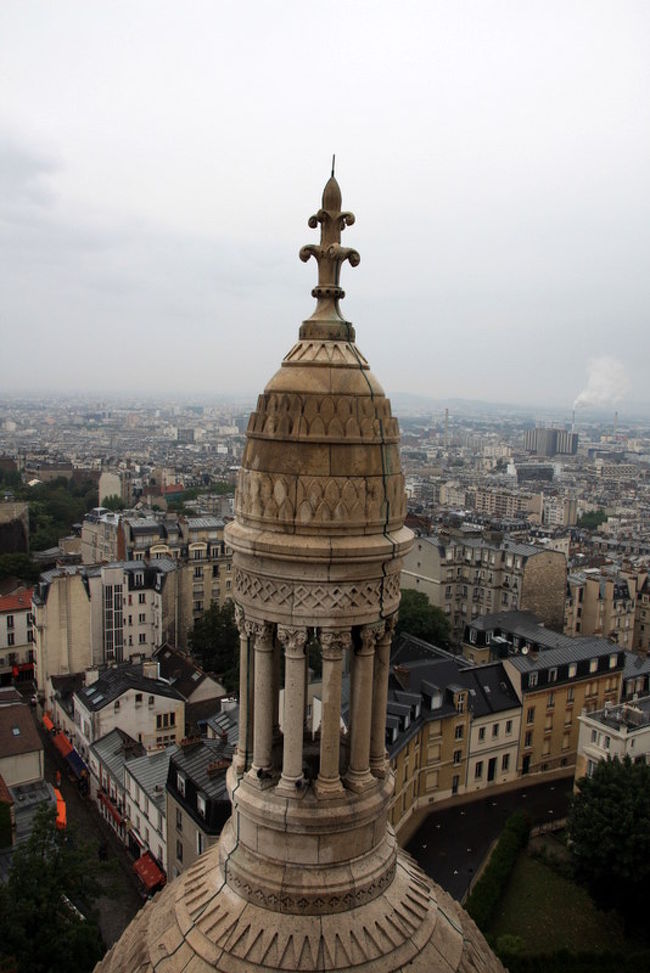 晴れていればパリの街を遠くまで眺めることができるのでしょうがあいにくの雨