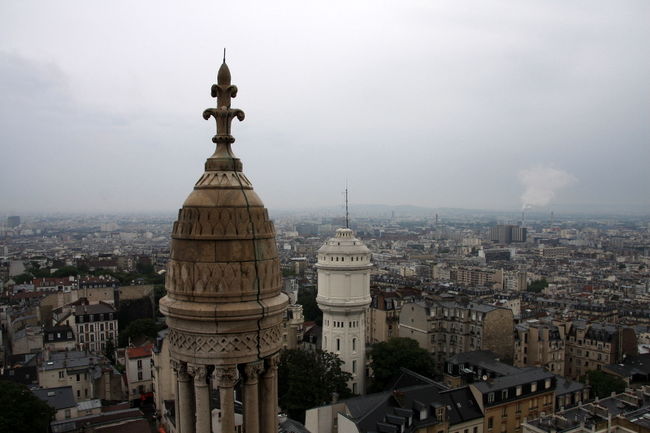 雨の中をドーム屋根に登る物好きは他にいないようで、独占状態