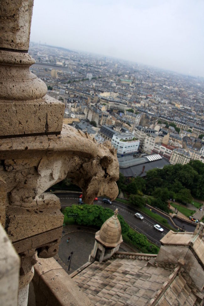 比較的新しい建物ですがちゃんといますね、ガーゴイル