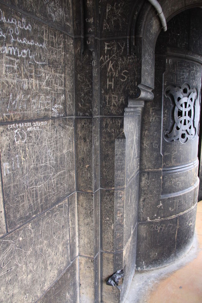 何年か前に日本人が海外の観光名所に落書きして問題になったニュースが報道されていましたが、パリの建物の落書きは半端じゃない。<br />