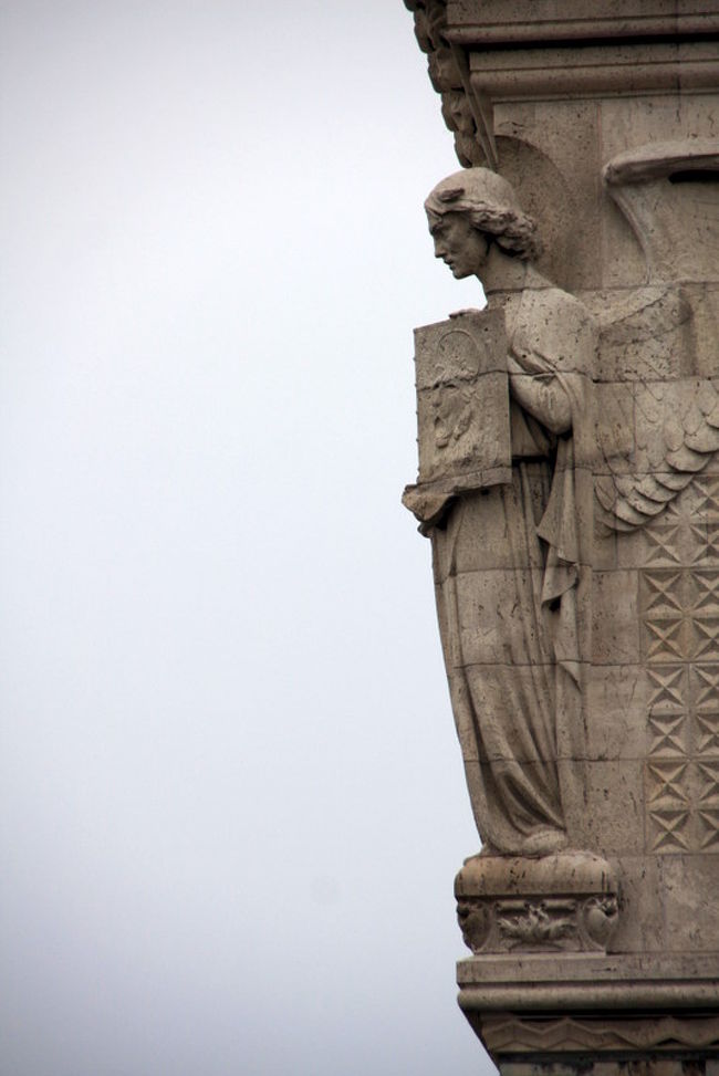 こちらは背中に羽のある女神像？