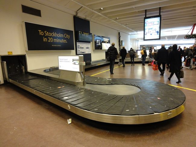 ノルウェーのオスロ空港からストックホルムのアーランダ空港に到着。荷物を受け取って列車で市内へ。