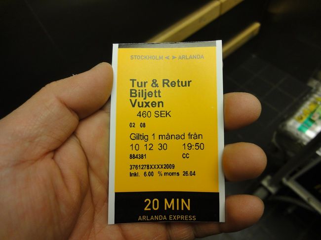 私は割引のある往復チケットをカードで購入。