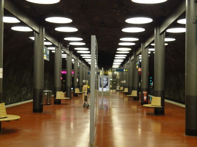 エレベーターで地下におりてアーランダ空港駅へ。タイミングが悪くエレベーターが開いたら列車が出発しているところだった。