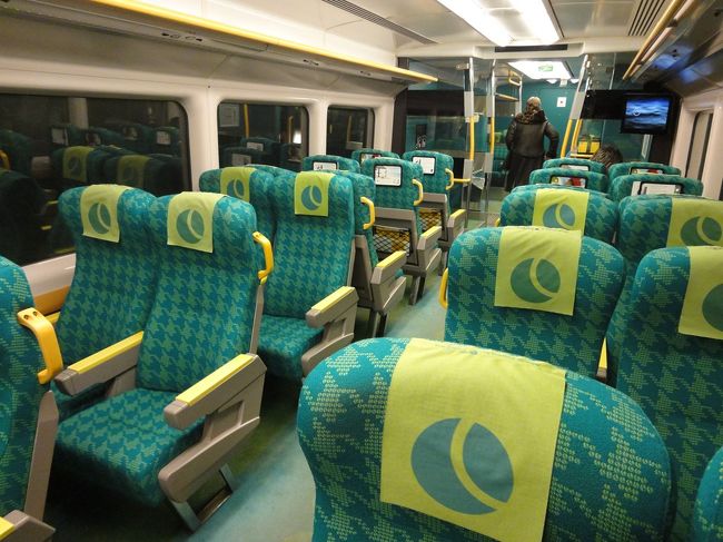 列車は行ったばかりでしたが次の列車はそれほど待たなかったので10-15分ごとに来るのでしょう。