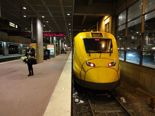 このアーランダエクスプレスの先頭車両のすぐ先にタクシー乗り場がありますが、その目の前が今回の宿泊予定のスカンディックコンチネンタルホテル。