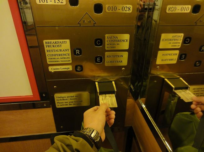 今回宿泊したスカンディックコンチネンタルはセキュリティがしっかりしていて、エレベーターはルームキーを入れないと動かないようになっていました。<br /><br />