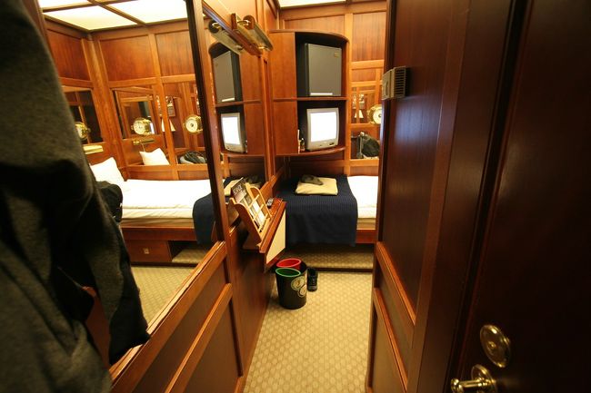 部屋に到着しましたが…うーん(-_-;)かなり狭いです。スーツケースを広げるのも一苦労と言ったところ…まあキャンセル不可の格安プロモーション価格だったので文句はありませんが…事前に調べたガイド本の口コミでは部屋は広く何たら…と書かれていたのですが…<br /><br />ホテルの詳細はこちら。<br />http://4travel.jp/overseas/area/europe/sweden/stockholm/tips/10170599/