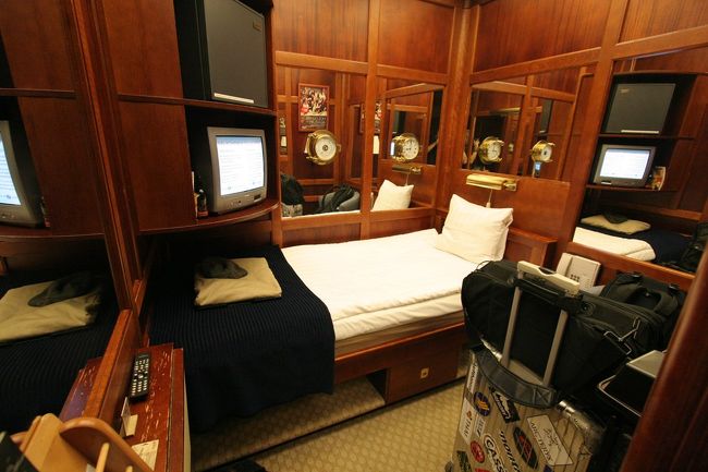 この部屋を見たときの友人が一言…<br />スウェーデンのホテルに日本人用の部屋があるなんて知らなかっただと…確かに君達みたいにガタイのいい人種にはこのベットで寝るのは不可能だろうと思うよ(苦笑)<br />この話をお茶してるときに話したら奥様も興味津々で後で是非見せてくださいだって(笑)…(^_^;)