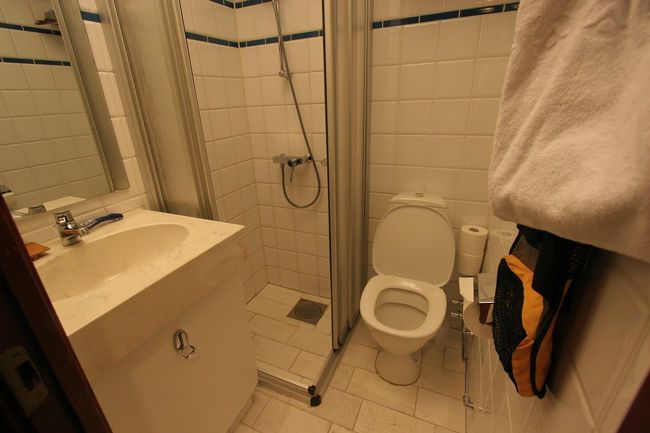 バスルームも部屋ほど圧迫感はありませんがやはり狭いです。