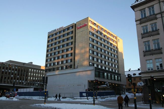 今回宿泊したスカンディックコンチネンタルホテル。写真右下に地下鉄の入口があってホテルのエントランスから１０秒ほどで地下鉄に行けます。