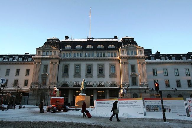 まずはホテル目の前の中央駅に向かい観光客向けのチケットの購入。