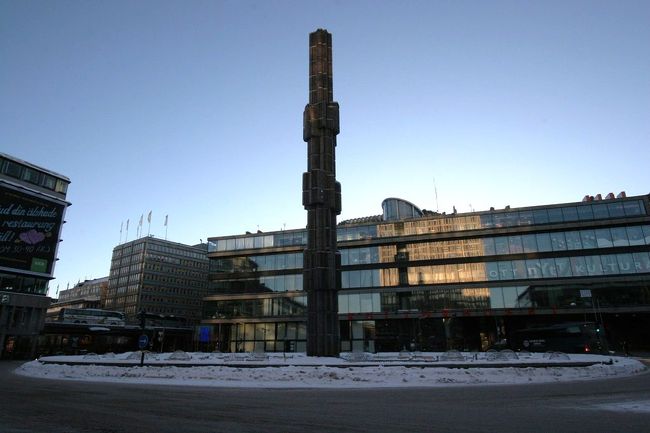 ストックホルム・コンサートホールから中央駅に向かって歩くとセルゲイ広場とガラス張りの文化会館にぶつかる。<br />