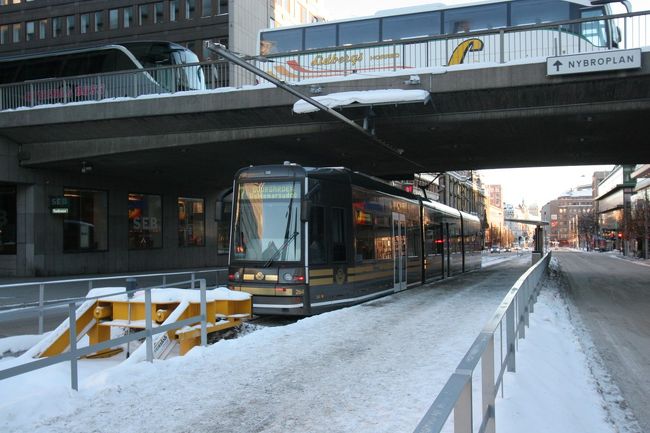 文化会館脇の陸橋を上に上がって王宮の方へ向かいます。