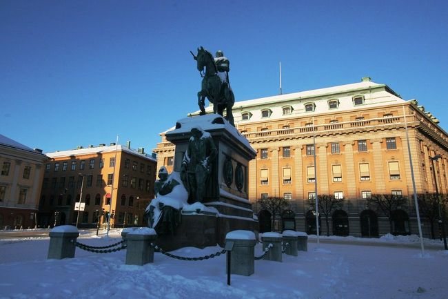 そのまま王宮方面に歩いてくるとグスタフ・アドルフ広場に出てきます。像の後ろの建物はダンス博物館。
