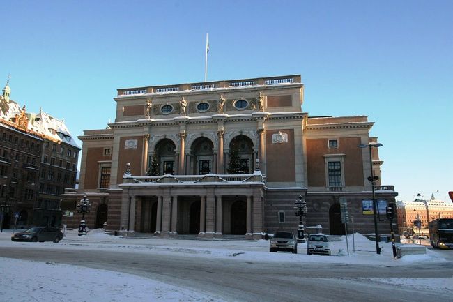 グスタフ・アドルフ広場の横にあるのが国立ではなく王立オペラ劇場。