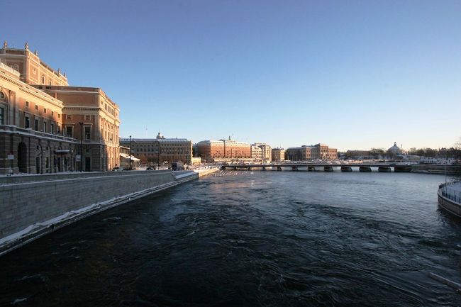 左側に写る王立オペラ劇場とこの川を挟んである対岸の島がヘランズホルメン島の右側にあるのが