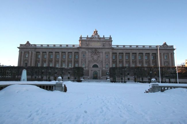 国会議事堂でこの議事堂の右隣でオペラ劇場から運河を２本挟んだ正面にあるのが、