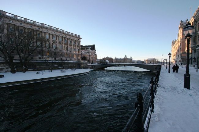 国会議事堂脇の運河沿いを歩きながら議事堂を突っ切るようにある道に向かいます。