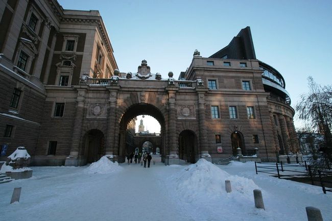 橋を渡り議事堂を通過していきます。