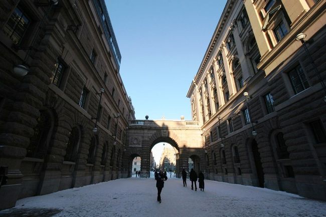 議事堂を抜けてガムラ・スタンに入り一旦右に曲がって行きます。