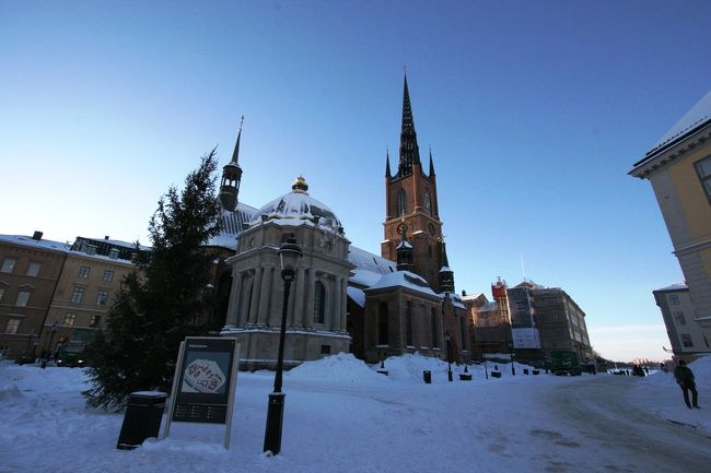 橋を渡りきったところにあるリーダーホルメン島のリーダーホルメン教会。