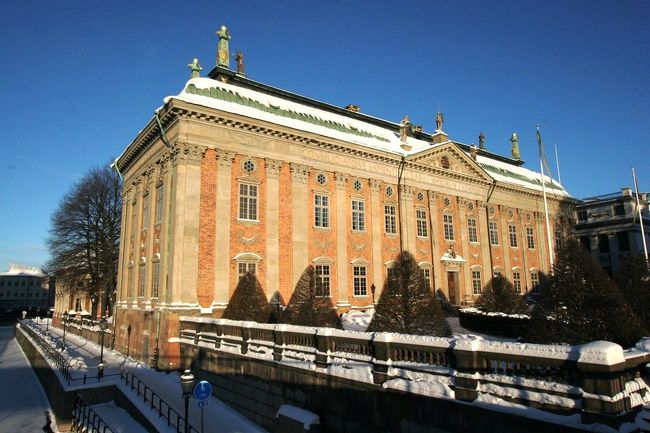 再びガムラ・スタンに戻ってリーダーホルメン教会の対岸にある貴族の館。