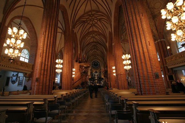 大聖堂内ですがまだ時間も早いのと有料のせいか？は分かりませんが観光客は少ないです。