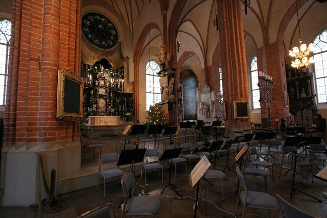 正面一番奥では楽器は置いてありませんでしたが楽譜が並べられていたので、どうやら本日は大晦日コンサートがあるようです。