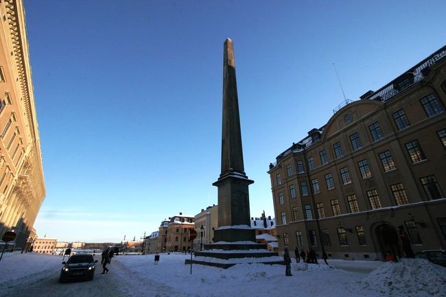 大聖堂脇を通り大聖堂の後ろに立つオベリスクの脇もぬけて運河の方に向かいます。