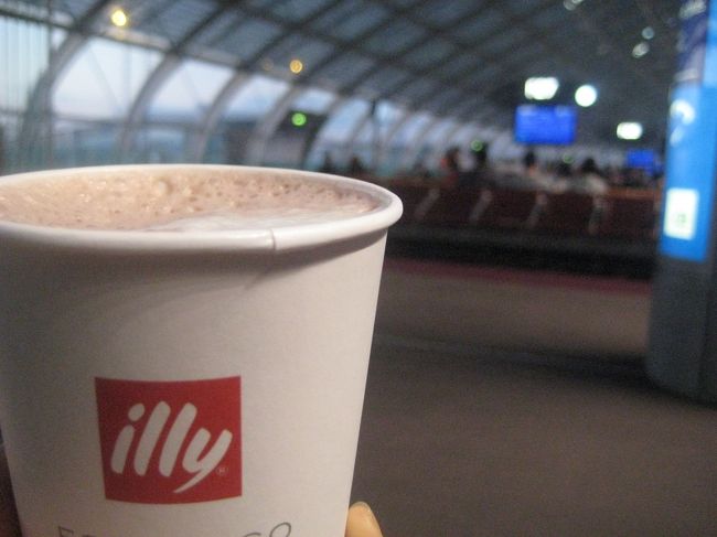 illyでホットチョコレートを。<br />フランスに来たらホッチョコでしょ！！<br /><br />でもあんまりおいしくなかた・・・