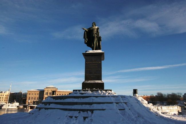 運河沿いに建つ銅像と…