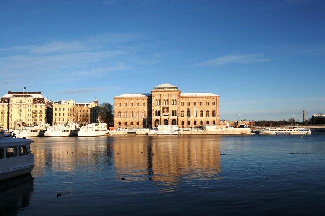 その銅像を横をすり抜け運河の方に進むと運河を挟んで対岸に建つのが国立美術館。この美術館はウインターツアーという冬季の運河ツアーでも見ることができる。<br /><br />ウインターツアーの詳細はこちら<br />http://4travel.jp/overseas/area/europe/sweden/stockholm/tips/10174416/<br />