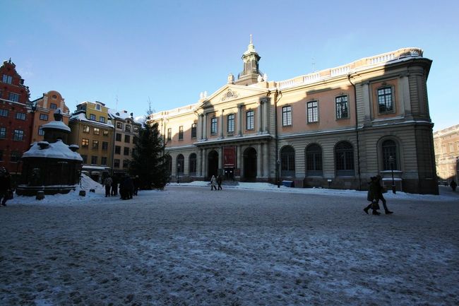 こちらがノーベル博物館とその前にある大広場。さすがに本日は大晦日なので館内のカフェには残念ながら入れませんでした。