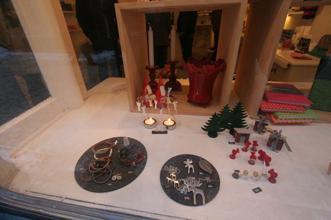こちらのショップの飾りつけはクリスマス風？サンタクロースやトナカイの置物。
