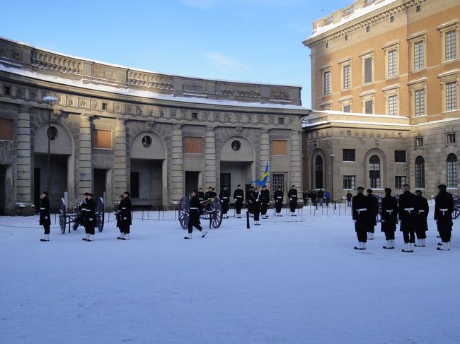 正午少し前に王宮に戻り衛兵の交代式の場所取りも成功したのでしばし見学。