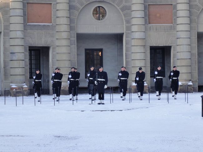 見てて気が付いたのですが、スウェーデンの衛兵の交代式って他の国のものより時間が長い気がします。