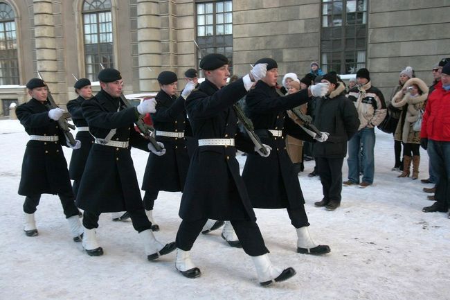 一部の衛兵は王宮外に出ていきますがこの後もまだ続きます。ちなみに隊列を組んでいる衛兵の後ろ２人は女性でした。