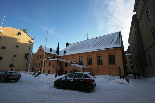 まだ交代式は終わっていませんがスウェーデンの日の入りは早いので次の場所に移動。大聖堂の後ろで王宮の隣にあるフィンランド教会へ移動。