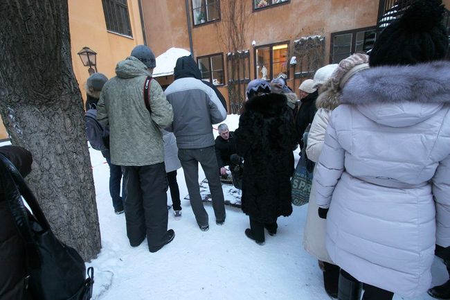 このフィンランド教会の中庭？に大勢の観光客に囲まれている一角がありますがこの囲まれているところの中心にいるのが…　