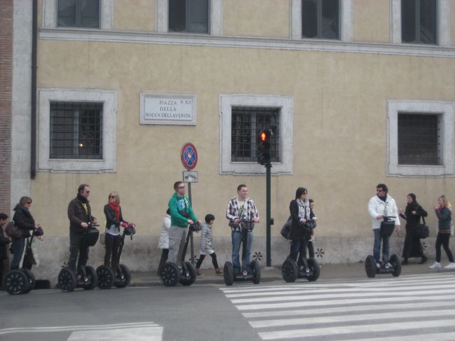 セグウェイが流行っているのか、街で結構こんな団体を見かけました<br /><br />