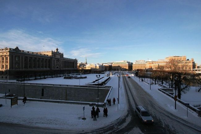 王宮から見たヘランズホルメン島、左側の建物は国会議事堂で道正面右の建物は王立オペラ劇場。