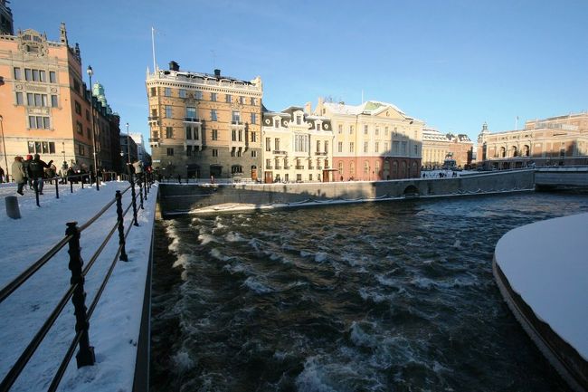 再び午前中に通った議事堂を突っ切る道を通り川を渡って市庁舎へ。