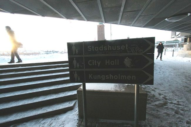 幾つかの陸橋下を抜けていきます。