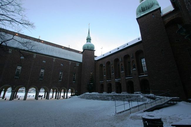 市庁舎に着いて庁内のツアーを申し込もうとしたら大晦日の為に１４時のツアーは無いそうで予定が狂ってしまった。明日の元旦は当然やっていないだろうし…